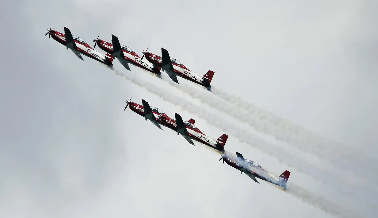 Jupiter Aerobatic Team TNI AU ikut serta dalam pertunjukan udara selama Singapore Airshow 2022 di Changi Exhibition Centre, Singapura, 15 Februari 2022. Singapore Airshow 2022 berlangsung pada 15 hingga 18 Februari. (AP Photo/Suhaimi Abdullah)