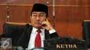 Ketua DKPP, Jimly Asshiddiqie saat memimpin sidang pengaduan pelanggaran kode etik penyelenggara pemilu dengan teradu Ketua KPU Husni Kamil Manik dan anggota KPU Sigit Pamungkas,Jakarta, Rabu (8/6/2016). (Liputan6.com/Helmi Fithriansyah)