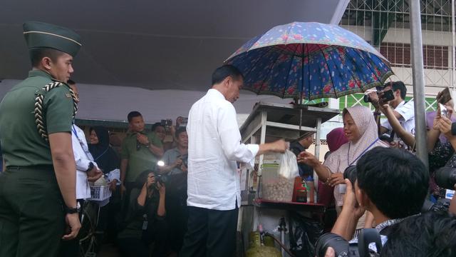 Jokowi meninjau Mekaar Binaan PNM milik BUMN PT Permodalan Nasional Madani (Persero) di Lapangan Sepakbola Gongseng, Kecamatan Ciracas, Jakarta Timur. (Merdeka.com)