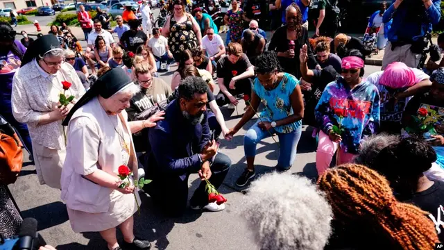 Sejumlah warga tampak berdoa di luar swalayan Tops yang menjadi lokasi penembakan di Buffalo, New York, pada 15 Mei 2022. (Foto: AP/Matt Rourke)