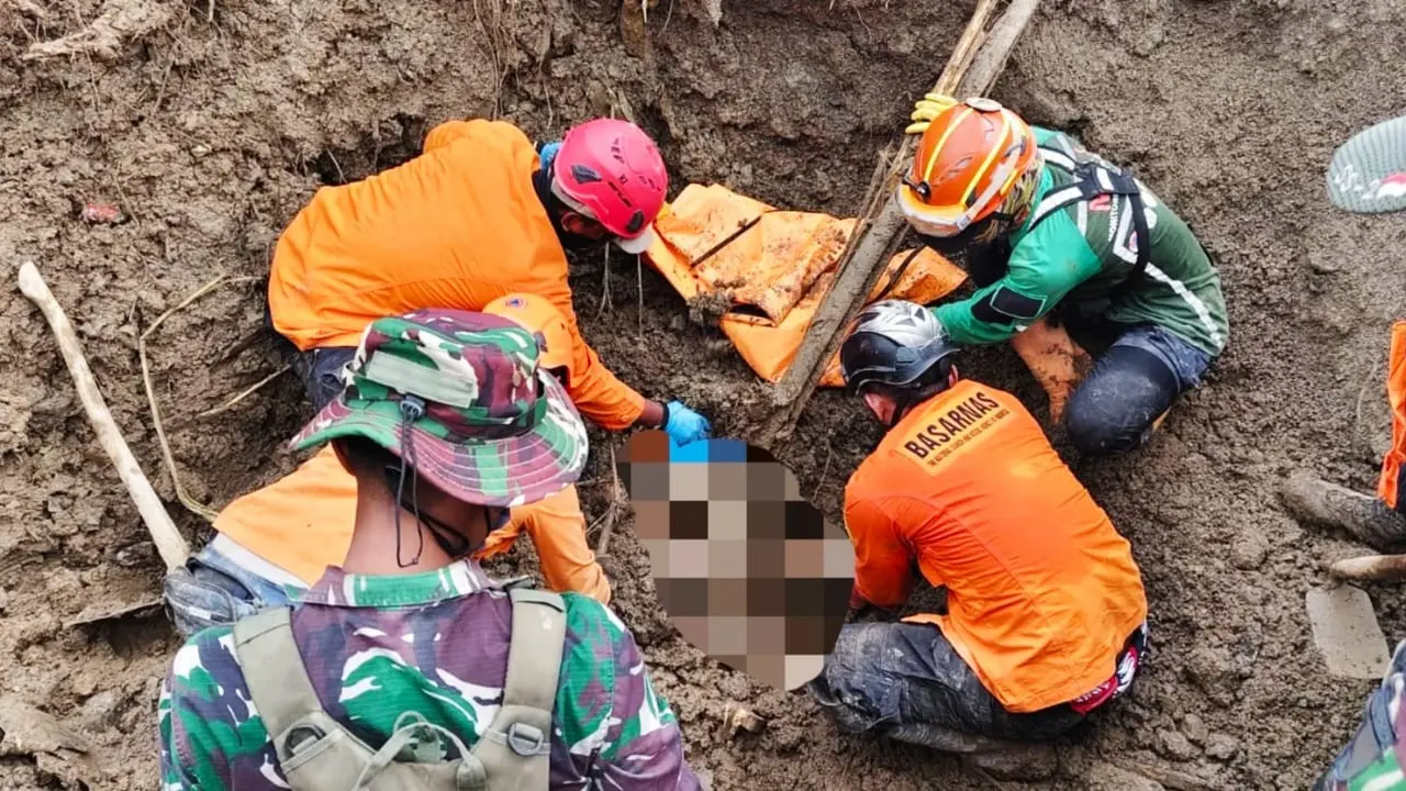 Petugas gabungan mengevakuasi jenazah korban longsor Trenggalek. (Foto: Liputan6.com/Dian Kurniawan)