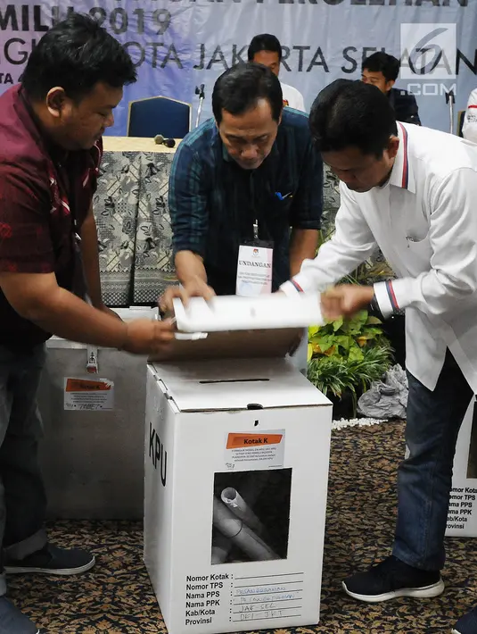 Panitia membuka gembok kotak suara saat proses rekapitulasi penghitungan suara Pemilu 2019 tingkat Kota Jakarta Selatan di Hotel Maharaja, Jakarta, Selasa (7/5/2019). Hingga saat ini, panitia telah meyelesaikan penghitungan di lima dari 10 kecamatan. (Liputan6.com/Herman Zakharia)