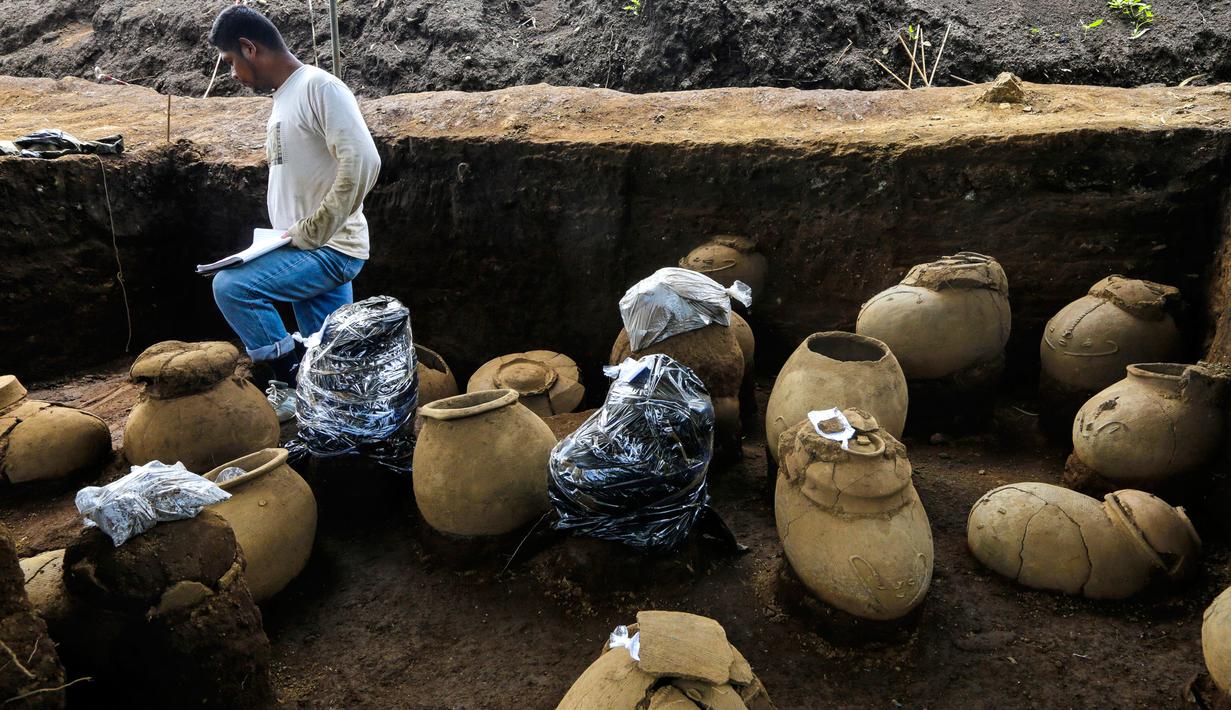 Pekerja Nicaraguan Institute of Culture (INC) mendata sejumlah tembikar di situs pemakaman zaman pra-Kolombia berusia lebih dari 1.200 tahun yang ditemukan di lokasi pembangunan Stadion Bisbol Nasional yang baru di Managua, Selasa (20/6). (INTI OCON/AFP)
