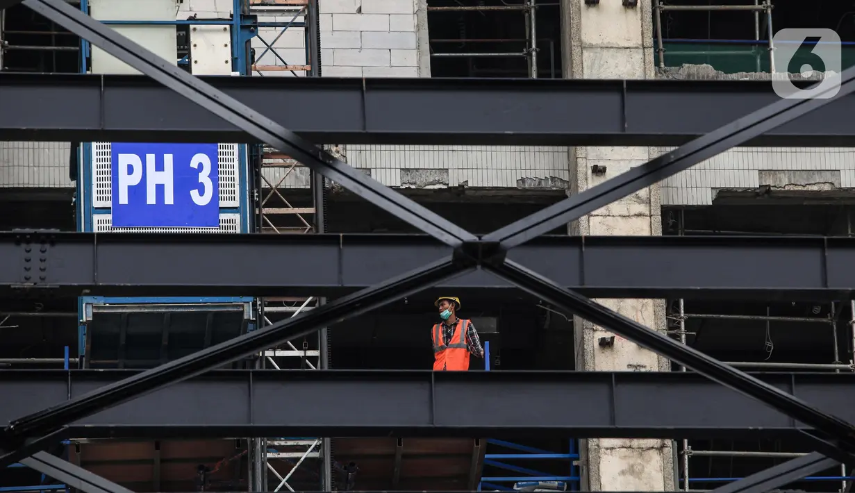 Pekerja konstruksi beraktivitas di proyek pembangunan gedung di Jakarta, Selasa (16/3/2021). Angka tersebut turun tipis 1,46 persen dibandingkan 2019 lalu sebanyak 155.327 kasus. (merdeka.com/Imam Buhori)