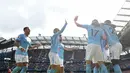 Para pemain Manchester City merayakan gol yang dicetak Gabriel Jesus ke gawang Liverpool pada laga Premier League di Stadion Ettihad, Manchester, Sabtu (9/9/2017). City menang 5-0 atas Liverpool. (AFP/Paul Ellis)