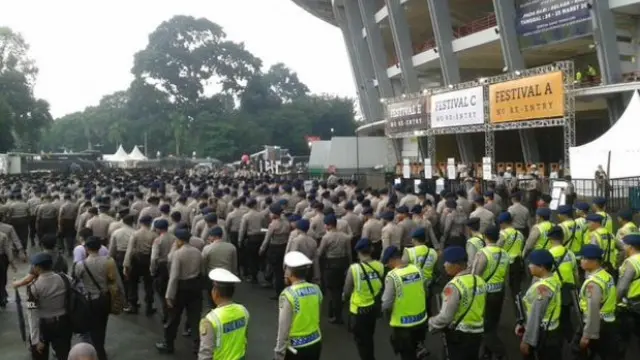 NEWS FLASH : RIBUAN POLISI AMANKAN KONSER ONE DIRECTION DI GBK