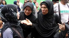 Dorce Gamalama berkunjung ke rumah Mpok Nori di kawasan Bambu Apus, Jakarta Timur, Jumat (3/4/2015). Sejumlah artis mendatangi rumah Mpok Nori setelah mendengar meninggalnya  komedian senior tersebut. (Liputan6.com/Helmi Afandi)