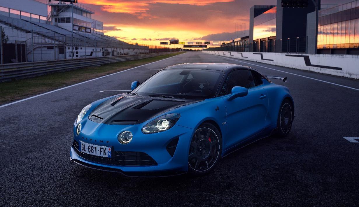 Alpine A110 R: Alpine merupakan pabrikan yang legendaris. Alpine A110 pernah menjuarai ajang balap pertama World Rally Championship (WRC) pada medio 1970an. Kembalinya Alpine pada 2017 dengan mobil yang berpenampilan klasik-modern menjadi breakthrough pada saat itu. Alpine A110 R merupakan versi track ready untuk para penggila kecepatan dengan tenaga mesin mencapai 296 Hp. (Source: driving.co.uk)