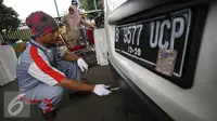 Petugas melakukan uji emisi gratis kendaraan di kawasan Rawamangun, Jakarta, Selasa (26/4). Kegiatan tersebut diadakan untuk mengukur kualitas udara perkotaan serta mengontrol gas buang kendaraan agar tetap layak jalan. (Liputan6.com/Immanuel Antonius)