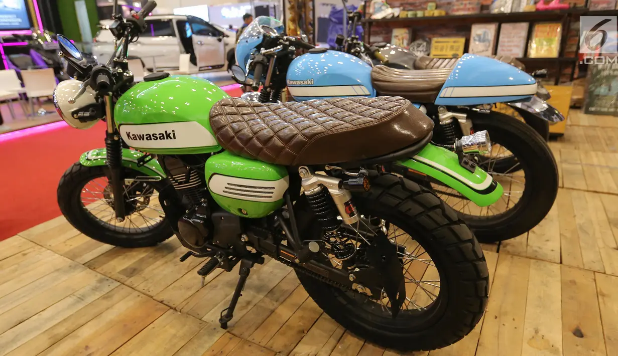 Sejumlah motor modifikasi bermesin Kawazaki W175 dipajang dalam pameran GAIKINDO Indonesia International Auto Show (GIIAS) 2019 di ICE BSD, Tangerang, Jumat (19/7/2019). Motor Kawazaki dengan model retro tersebut memakan waktu pengerjaan hingga tiga bulan. (Liputan6.com/Fery Pradolo)