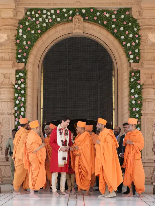 Perdana Menteri Kanada Justin Trudeau berbincang dengan pemuka agama setempat saat mengunjungi Kuil Swaminarayan Akshardham, India (19/2). (AFP Photo/Swaminarayan Akshardham Temple)