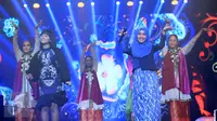 Fatin Shidqia dan Lesti D'Academy tampil dalam konser bertajuk Perempuan Hebat Indonesia di Studio 6 Emtek City, Jakarta, Kamis (21/4) malam. Pagelaran khusus untuk perempuan Indonesia itu untuk memperingati Hari Kartini (Liputan6.com/Herman Zakharia)