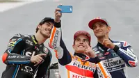 Juara Dunia MotoGP Marc Marquez (tengah) berswafoto bersama Juara Dunia Moto2 Francesco Bagnaia (kiri) dan Juara Dunia Moto3 Jorge Martin (kanan) usai Grand Prix Valencia di sirkuit Ricardo Tormo, Cheste, Spanyol, Minggu (18/11). (AP Photo/Alberto Saiz)