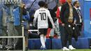 Striker Mesir, Mohamed Salah, berjalan meningalkan lapangan usai ditaklukkan Rusia pada laga Piala Dunia 2018 di Stadion Krestovsky, Saint-Petersburg, Rabu (20/6/2018). Rusia menang 3-1 atas Mesir. (AP/Martin Meissner)