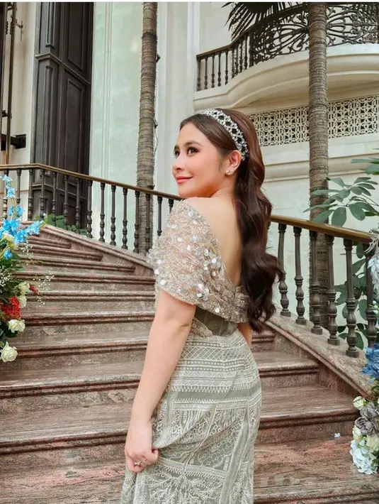 Dress ini memiliki detail sequin di dada-nya dan slit tinggi yang mengekspos kaki jenjangnya.  (Instagram/prillylatuconsina96).