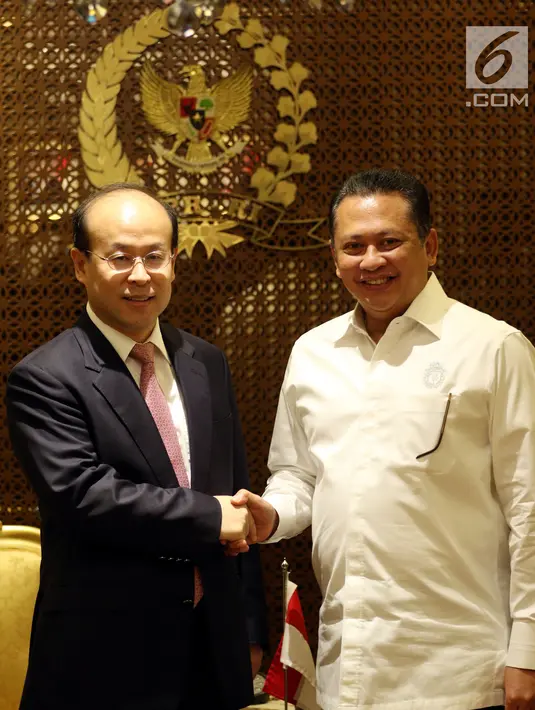 Ketua DPR, Bambang Soesatyo bersalaman dengan Duta Besar Republik Rakyat Tiongkok (RRT) Xiao Qian di ruangan pimpinan DPR di Gedung Nusantara II, Kompleks Parlemen Senayan, Jakarta, Rabu (18/4). (Liputan6.com/Johan Tallo)