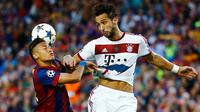 Penyerang Barcelona, Neymar berebut bola udara dengan bek Mehdi Benatia pada leg pertama babak semifinal Liga Champions di Camp Nou, Kamis (7/5/2015). Barcelona menang 3-0 atas Bayern Muenchen. (Reuters/Kai Pfaffenbach)