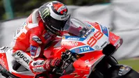Pebalap Ducati, Jorge Lorenzo, bersilang pendapat dengan rider Movistar Yamaha, Valentino Rossi, jelang balapan MotoGP Austria, Minggu (13/8/2017). (Twitter/Jorge Lorenzo)