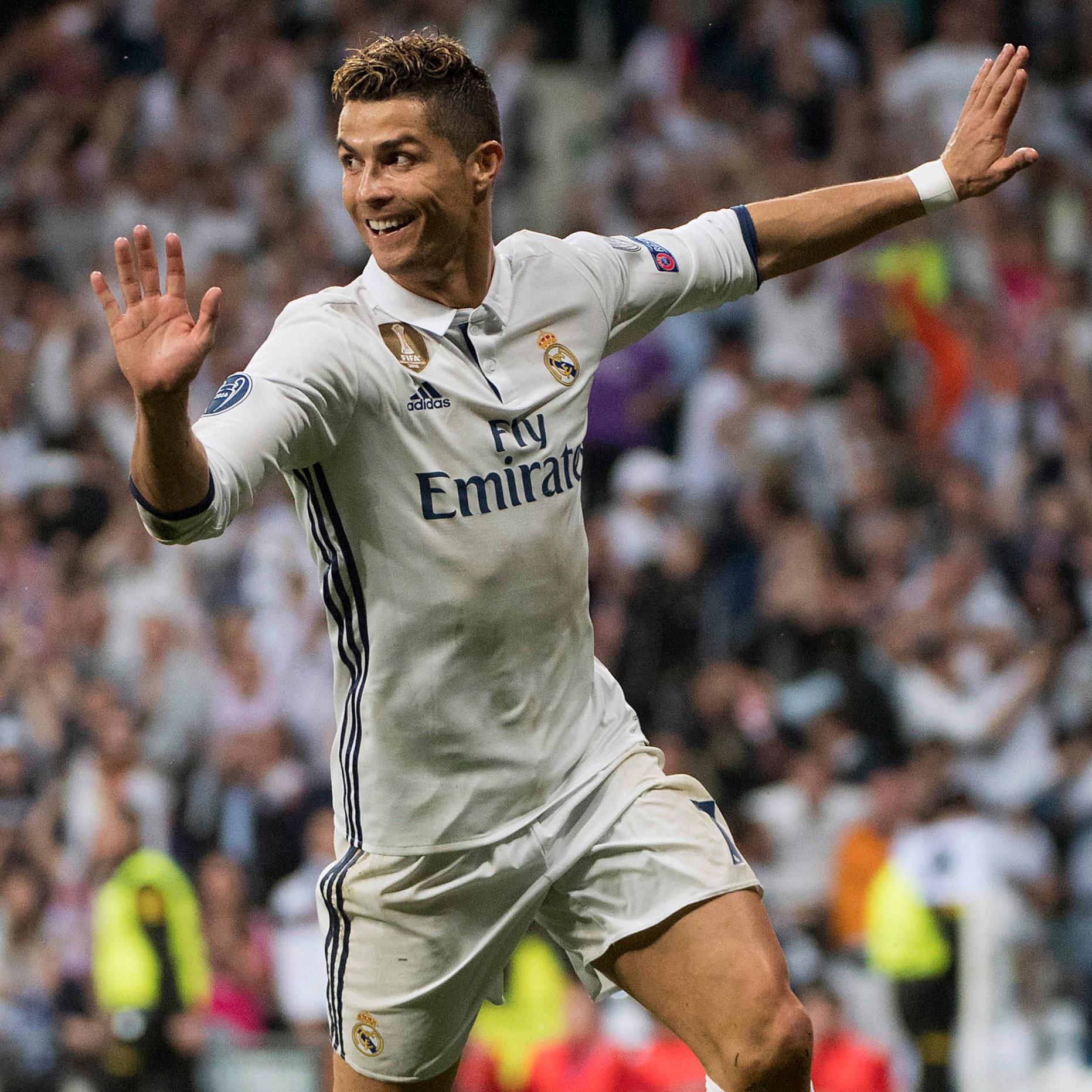 Cristiano Ronaldo (CR7) kembali menunjukkan diri sebagai pembeda dengan mengepak hat-trick ke gawang Atletico, menjadikannya Man of the Match di Santiago Bernabeu pada leg pertama semifinal Liga Champions, Spanyol, Selasa (2/5). (AFP Photo)