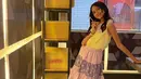 Melalui akun Instagram, remaja yang melejit namanya dengan lagu Tiba-Tiba juga kerap mengunggah berbagai gaya OOTD. Dirinya juga sering terlihat tampil dalam busana colorful. (Liputan6.com/IG/@quinnsalman)