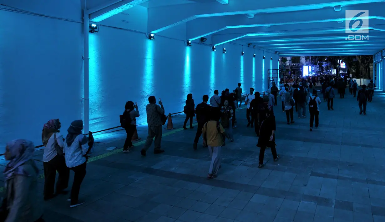 Pejalan kaki melintasi terowongan khusus pedestrian di Jalan Kendal, Jakarta, Selasa (26/3). Terowongan tersebut difungsikan khusus untuk pedestrian serta menunjang konsep transit oriented development (TOD) Dukuh Atas serta moda transportasi MRT tersebut. (merdeka.com/Iqbal S. Nugroho)