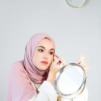 MUA andalan selebritas Indonesia, Ryan Ogilvy bagikan tren dan kiat untuk tampil cantik dengan makeup simple tapi tetap on point di Hari Raya Idul Adha. (pexels/artem podrez).
