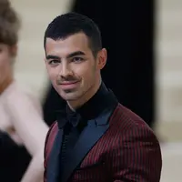 Selain itu sumber juga mengatakan bahwa Sophie sangat tergila-gila dengan Joe. Menurutnya, Joe sangat menawan, berbakat dan akan menjadi ayah yang luar biasa. Joe pun selalu bisa menghibur Sophie. (AFP/Bintang.com)