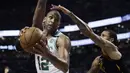 Pemain Boston, Al Horford (42) mencoba melewati adangan pemain Cleveland pada gim kelima final NBA Wilayah Timur di TD Garden, Boston, (23/5/2018). Boston Celtics menang 96-83. (AP/Charles Krupa)