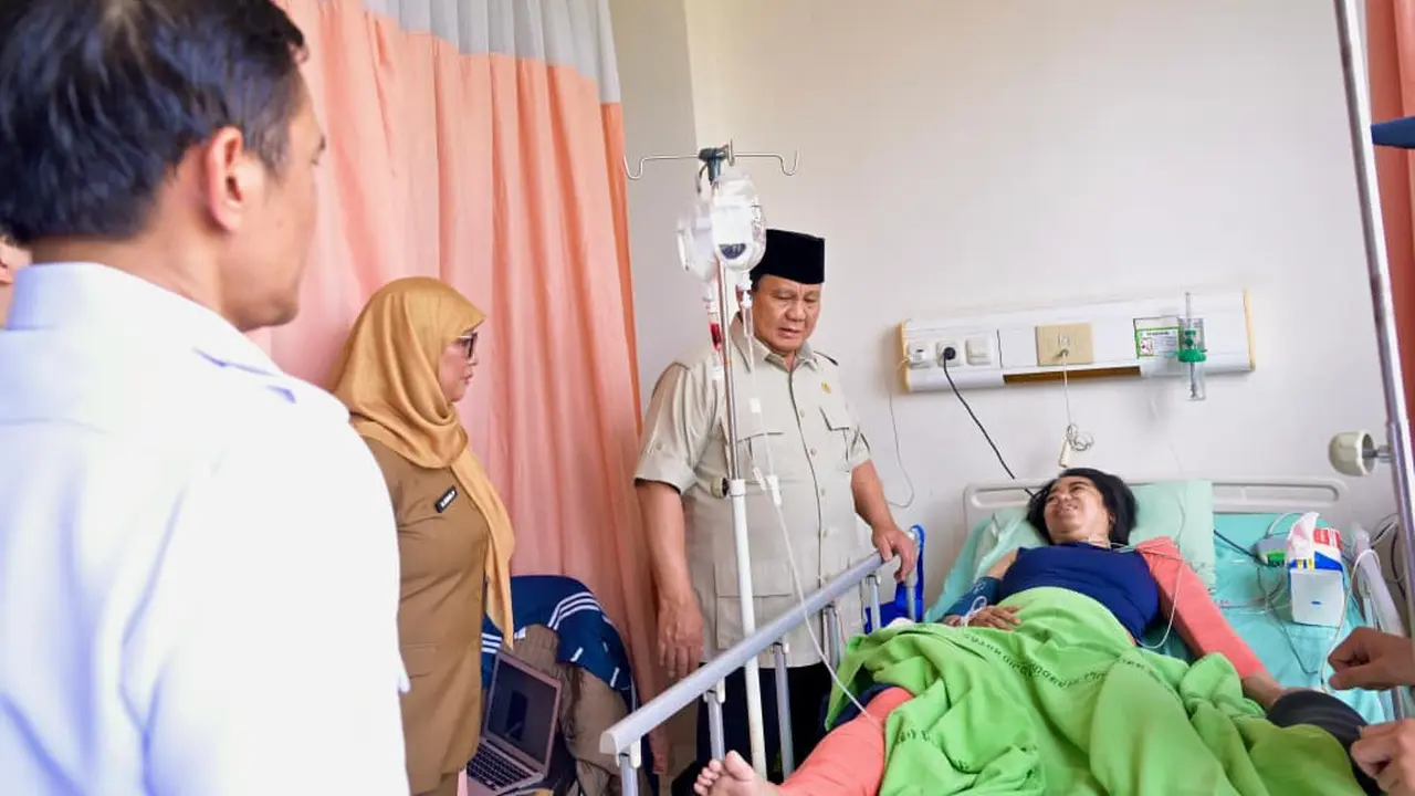 Presiden Prabowo Subianto jenguk korban kecelakaan kereta api yang dirawat di RSUD dr. Chasbullah Abdulmadjid, Kota Bekasi, Selasa (28/4/2026).