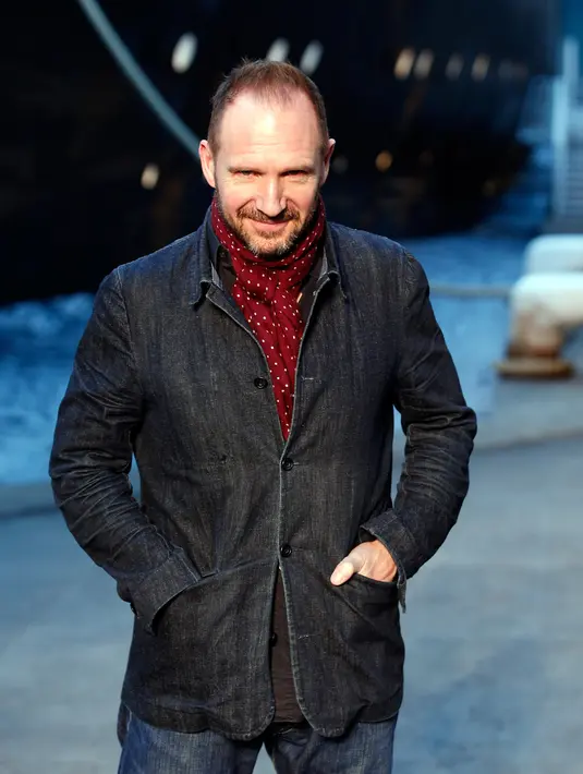 Aktor Ralph Fiennes berpose saat sesi pemotretan sebelum koleksi busana Chanel Cruise 2018/2019 dipresentasikan di Paris, Prancis, Kamis (3/5). (AP Photo/Thibault Camus)