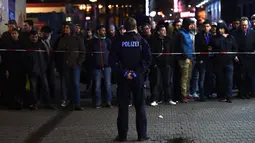 Kepolisian Jerman menutup stasiun kereta api di Dusseldorf, dari aktivitas hilir mudik penumpang setelah seorang pria bersenjata kapak mengamuk, Kamis (9/3). Serangan itu membuat para calon penumpang kereta api ketakutan. (Patrik STOLLARZ/AFP)