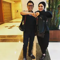 Viona Rosalina, istri Eko Patrio ini memang jarang terlihat muncul di layar kaca. Sepertinya ia sibuk menjalankan perannya mengurus suami dan anak-anaknya, namun bicara soal penampilan, Viona tetap juara. (Instagram/viona_rosalina)