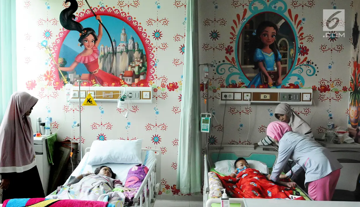 Perawat memeriksa pasien anak yang terserang demam berdarah di RSUD Pasar Minggu, Jakarta, Rabu (30/1). Dinas Kesehatan DKI Jakarta mengatakan  terdapat 613 kasus demam berdarah dengue (DBD) selama Januari 2019. (Liputan6.com/Herman Zakharia)
