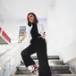 Monochrome look yang dibawakan oleh Najwa Shihab melalui kemeja putih yang berkolaborasi dengan inner dan celana kulot berwarna hitam sangat cocok sneakers nike. (instagram/najwashihab)