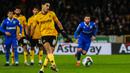 Gol pertama Wolves diciptakan oleh Raul Jimenez pada menit ke-77 melalui eksekusi tendangan dua belas pas. Skuad asuhan Julen Lopetegui mendapat hadiah penalti setelah Cheye Alexander melanggar Hwang Hee-chan di kotak terlarang. (AFP/Geoff Caddick)