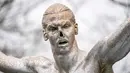 Penampakan hidung patung Zlatan Ibrahimovic yang rusak, Malmo, Swedia, Minggu (22/12/2019). Perusakan patung yang terjadi untuk kesekian kali tersebut dilakukan fans Malmo karena kecewa sang idola membeli saham di klub rival, Hammarby. (Johan Nilsson/TT News Agency via AP)