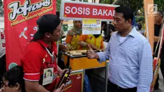 Ketua HKTI yang juga mantan Panglima TNI Moeldoko berbincang dengan peserta pameran di Festival Panen Raya Nusantara (Parara) di Taman Menteng, Jakarta, Minggu (15/10). Lebih dari 85 komunitas lokal ikut dalam festival tersebut. (Liputan6.com/Ari)