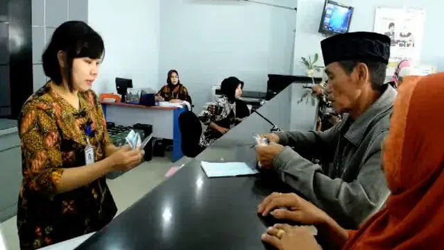 Ratusan pensiunan PNS di bank BRI cabang Polewali Mandar Sulawesi Barat antri untuk mencairkan dana tunjangan hari raya (THR) mereka, rabu (6/6/2018).
