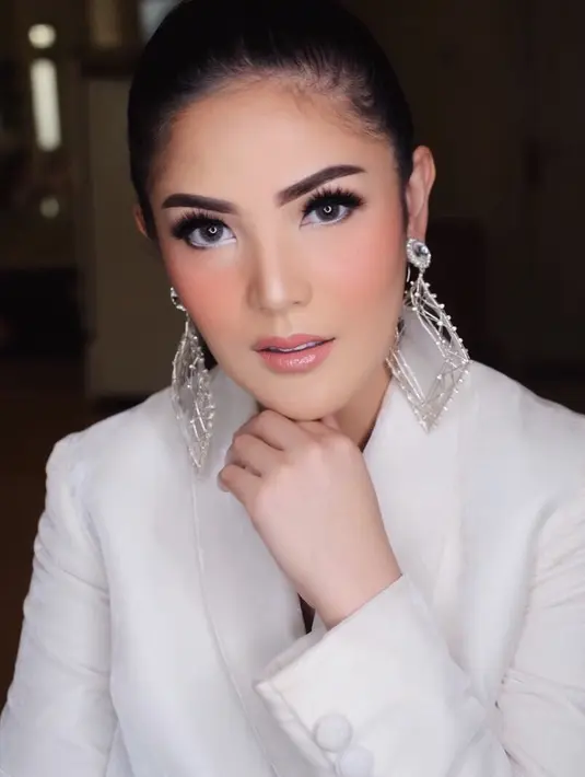 Tampil glamor dan elegan dengan anting nuansa silver berukuran ekstra (Foto: Instagram @nindyayunda)