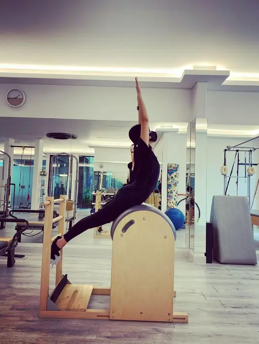 Momen saat Haruka melakukan pilates ini juga tak lepas dari perhatian banyak netizen. Bahkan, tak heran pula jika wanita 30 tahun ini memiliki badan yang cukup lentur. (Liputan6.com/IG/@haruuuu_chan)