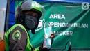 Mitra Gojek saat menerima masker di Posko Aman Bersama Gojek, Kemayoran, Jakarta, Kamis (23/4/2020). Posko Gojek menerapkan drive thru dengan 3 jenis layanan mulai dari pembagian healthy kit, pengecekan suhu tubuh dan penyemprotan cairan disinfektan untuk kendaraan. (Liputan6.com/HO/Ading)