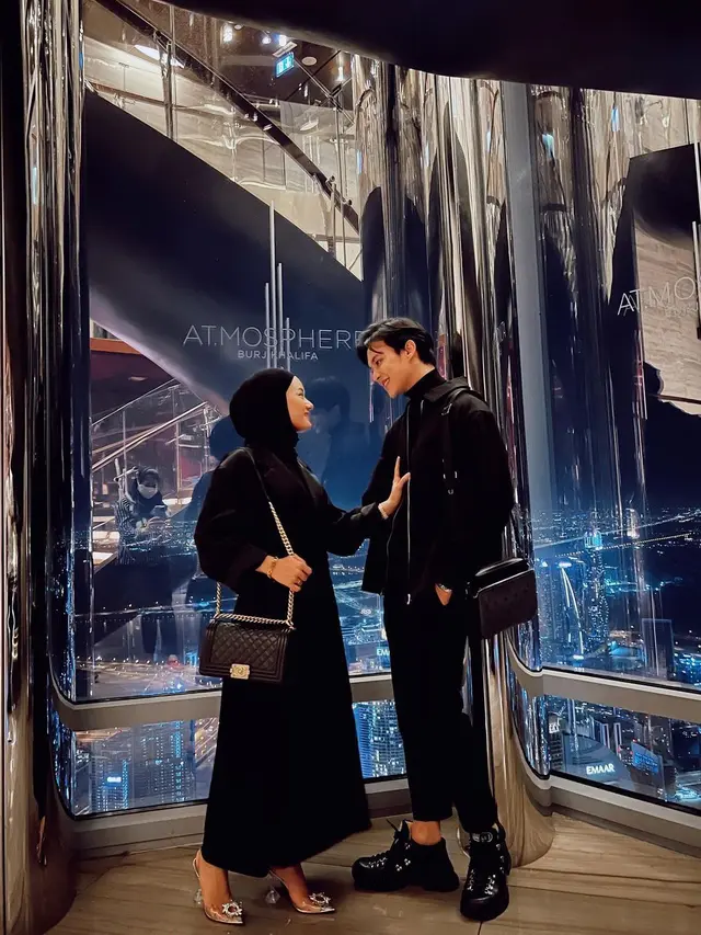 7 Momen Dinda Hauw dan Rey Mbayang Dinner Romantis di Burj Khalifa, Tampil Mesra