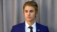 Jalan Bareng Ayahnya, Justin Bieber Lepas Baju