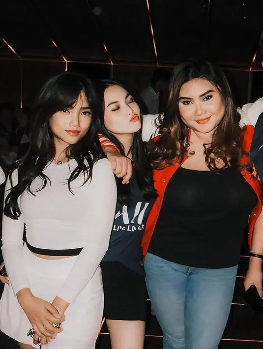 Fuji memilih tampil dengan atasan crop top putih lengan panjang dengan inner hitam. Dipadukan mini skirt. Ia pun tampil dengan aksesori kalung berliontin G. [@fuji_an]