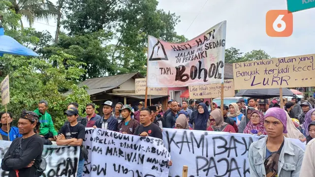 Warga Jampangtengah Kabupaten Sukabumi melakukan aksi unjuk rasa di ruas Jalan Raya Bojonglopang-Cimerang (Liputan6.com/Istimewa)