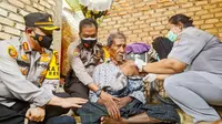 Pemberian vaksin Covid-19 di Pekanbaru oleh petugas medis. (Liputan6.com/M Syukur)
