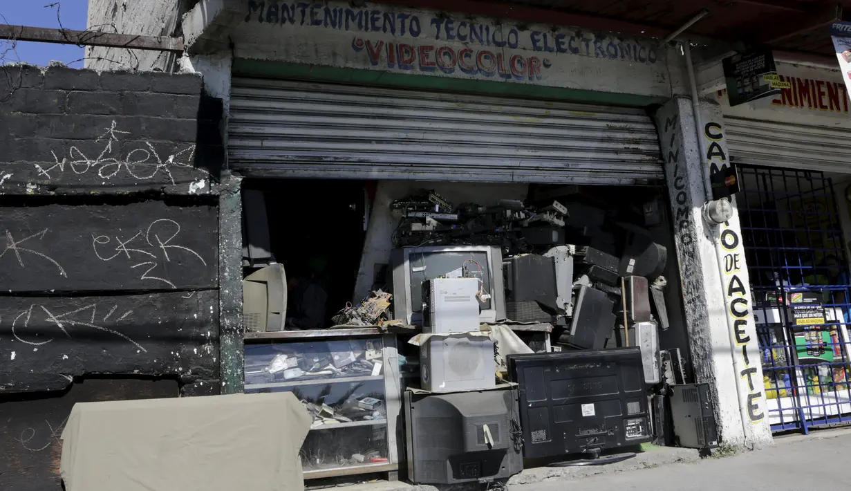 Sejumlah televisi analog lama terlihat di luar sebuah toko elektronik di Mexico City, Meksiko, (16/12). Pemerintah meksiko menyuruh warga yang mempunyai Tv analog untuk menggantikannya dengan Tv digital. (REUTERS/Henry Romero)