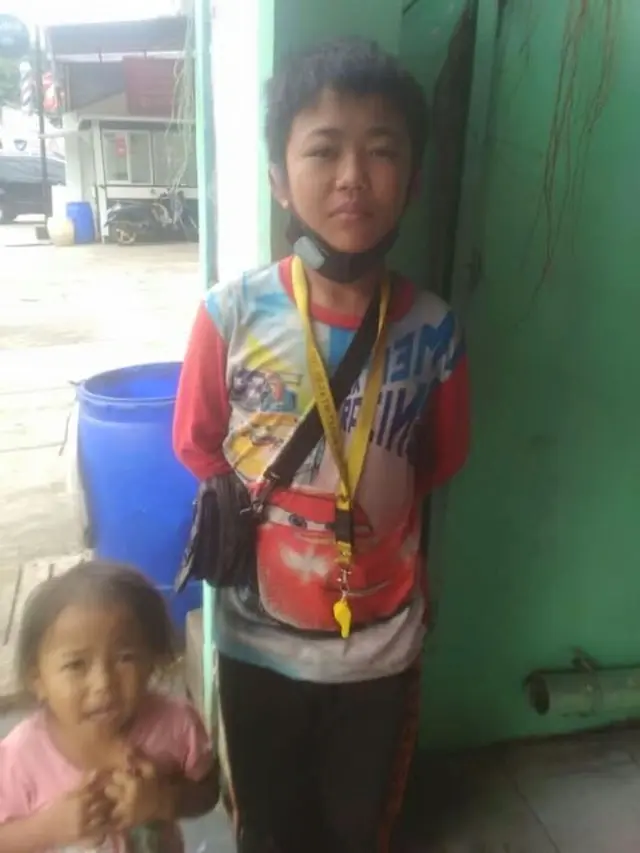Ayah Meninggal, Bocah Ini Jadi Tukang Parkir Untuk Bantu Nafkahi Keluarga