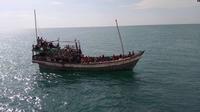 Kapal pengangkut pengungsi diduga Muslim Rohingya yang ditolak Malaysia. (MMEA via AP)