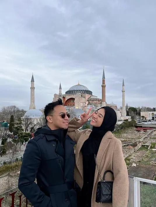 Melihat dari akun instagramnya, pasangan ini meninggalkan Tanah Air sejak 13 Maret lalu. Dengan menumpang pesawat kelas utama. [Instagram/poppybungariphat]